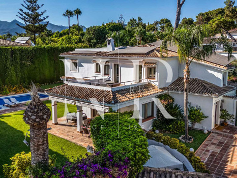 Villa for sale in Los Monteros Playa, with sea views