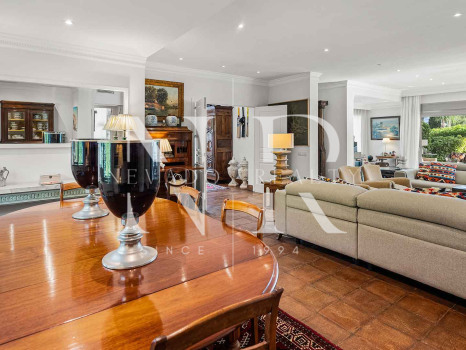 Villa for sale in Los Monteros Playa, with sea views