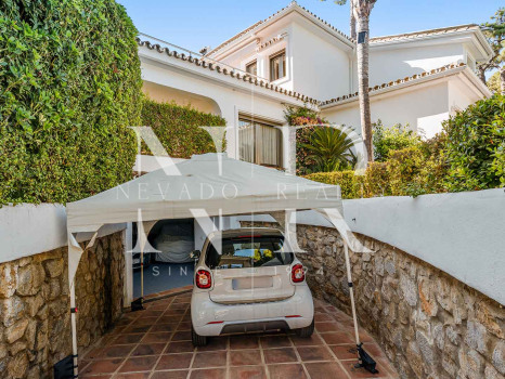 Villa for sale in Los Monteros Playa, with sea views