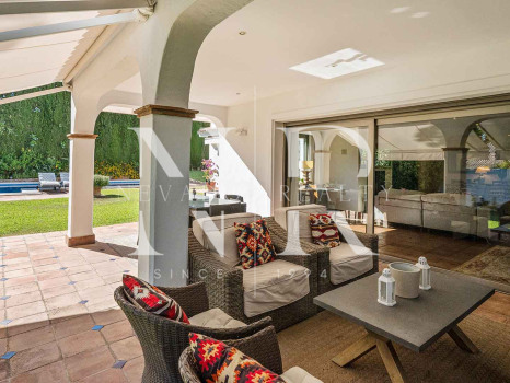 Villa for sale in Los Monteros Playa, with sea views