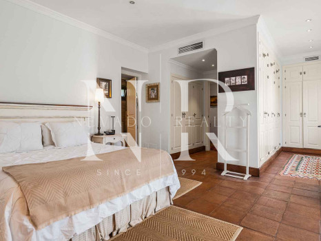 Villa for sale in Los Monteros Playa, with sea views