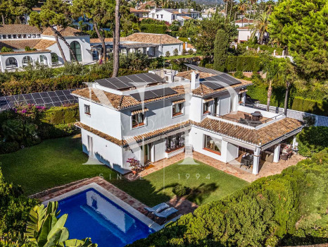 Villa for sale in Los Monteros Playa, with sea views