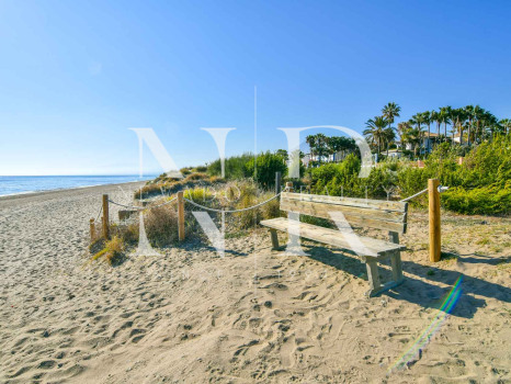 Villa for sale in Los Monteros Playa, with sea views