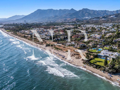 Villa for sale in Los Monteros Playa, with sea views