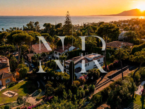 Villa for sale in Los Monteros Playa, with sea views