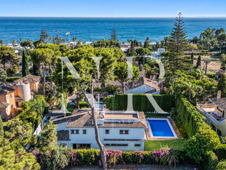 Villa for sale in Los Monteros Playa, with sea views