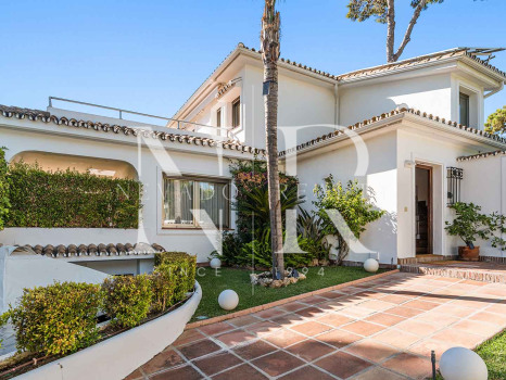 Villa for sale in Los Monteros Playa, with sea views