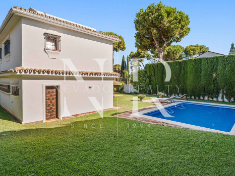 Villa for sale in Los Monteros Playa, with sea views