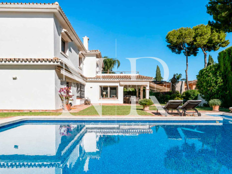 Villa for sale in Los Monteros Playa, with sea views