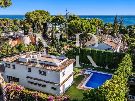 Villa for sale in Los Monteros Playa, with sea views