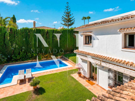Villa for sale in Los Monteros Playa, with sea views