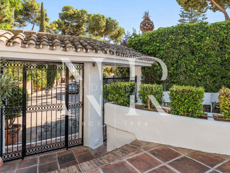 Villa for sale in Los Monteros Playa, with sea views