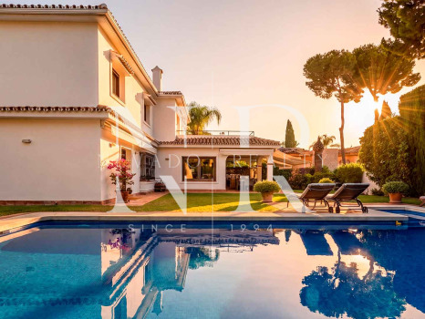 Villa for sale in Los Monteros Playa, with sea views