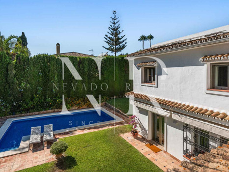 Villa for sale in Los Monteros Playa, with sea views