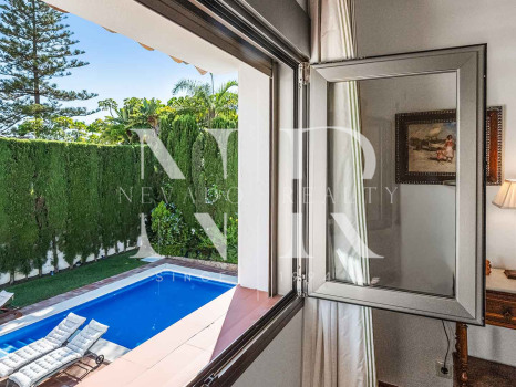 Villa for sale in Los Monteros Playa, with sea views