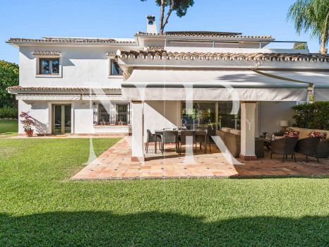 Villa for sale in Los Monteros Playa, with sea views