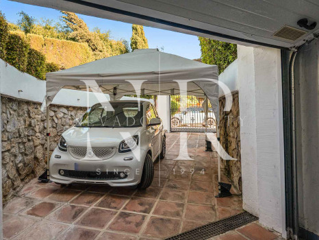 Villa for sale in Los Monteros Playa, with sea views