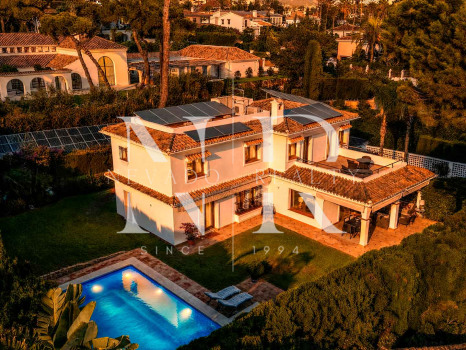Villa for sale in Los Monteros Playa, with sea views