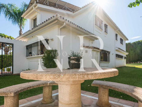 Villa for sale in Los Monteros Playa, with sea views