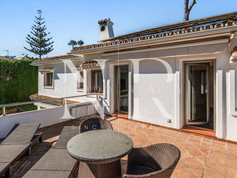 Villa for sale in Los Monteros Playa, with sea views