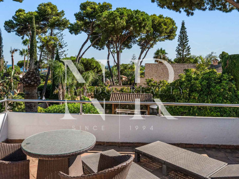 Villa for sale in Los Monteros Playa, with sea views