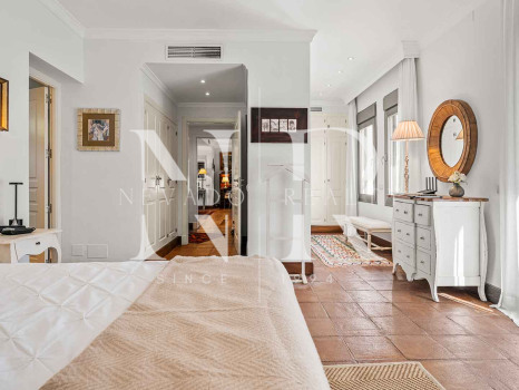 Villa for sale in Los Monteros Playa, with sea views
