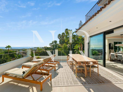 Villa for sale in Nueva Andalucía with sea views