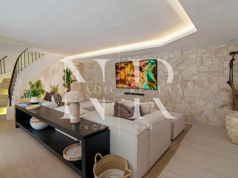 Villa for sale in Nueva Andalucía with sea views