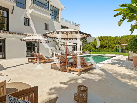 Villa for sale in Nueva Andalucía with sea views