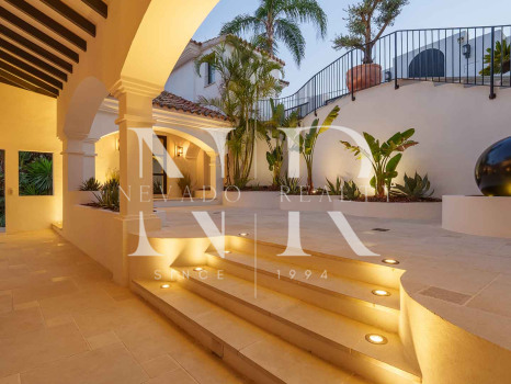 Villa for sale in Nueva Andalucía with sea views