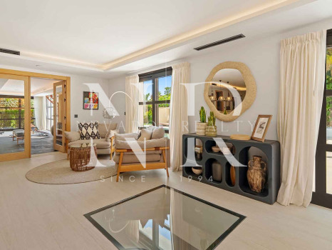 Villa for sale in Nueva Andalucía with sea views