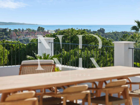 Villa for sale in Nueva Andalucía with sea views