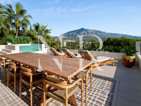 Villa for sale in Nueva Andalucía with sea views