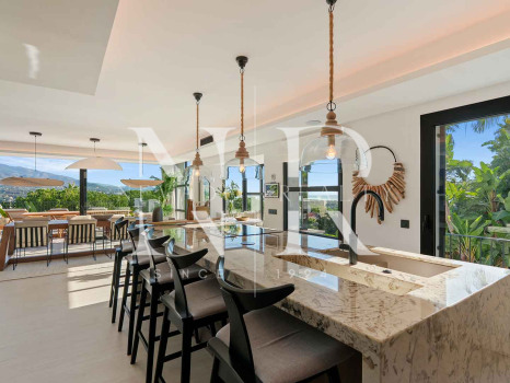 Villa for sale in Nueva Andalucía with sea views
