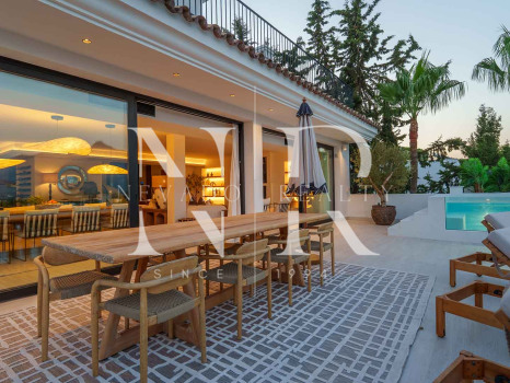 Villa for sale in Nueva Andalucía with sea views