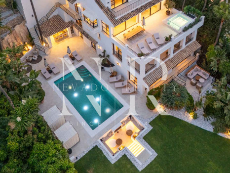 Villa for sale in Nueva Andalucía with sea views