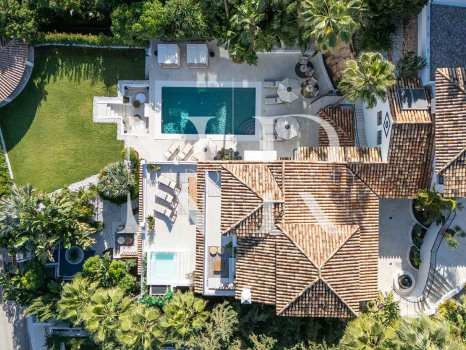Villa for sale in Nueva Andalucía with sea views