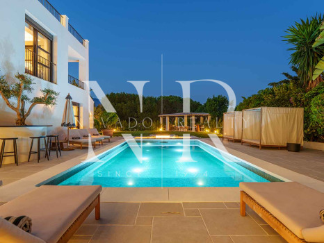 Villa for sale in Nueva Andalucía with sea views