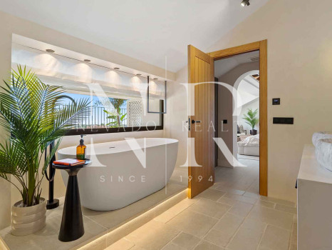 Villa for sale in Nueva Andalucía with sea views