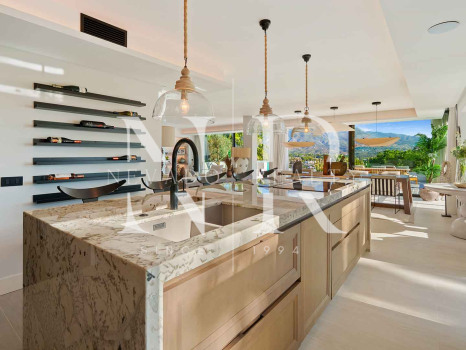 Villa for sale in Nueva Andalucía with sea views