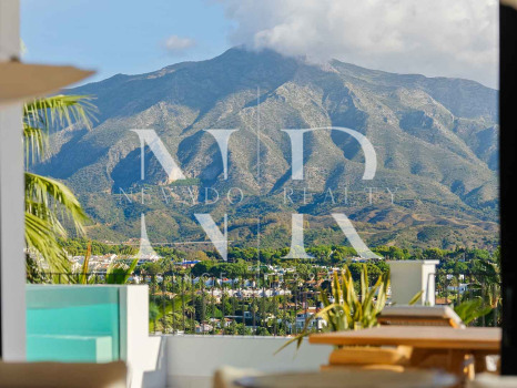 Villa for sale in Nueva Andalucía with sea views