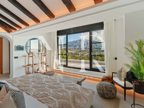Villa for sale in Nueva Andalucía with sea views