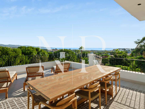 Villa for sale in Nueva Andalucía with sea views