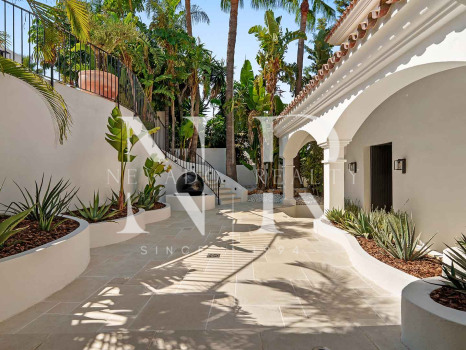Villa for sale in Nueva Andalucía with sea views