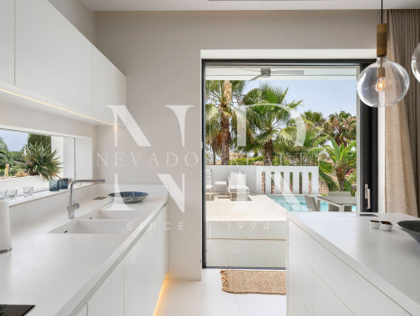 Villa en venta en Nagüeles, Marbella, con vistas panorámicas al mar y a las montañas
