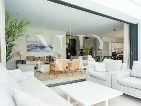 Villa en venta en Nagüeles, Marbella, con vistas panorámicas al mar y a las montañas
