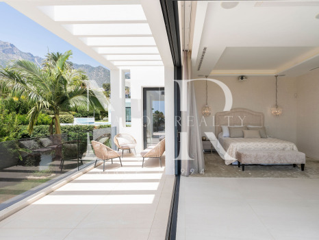 Villa en venta en Nagüeles, Marbella, con vistas panorámicas al mar y a las montañas