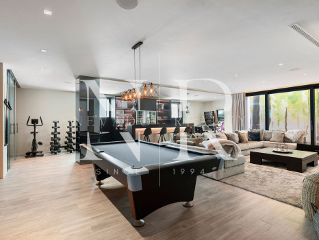 Villa en venta en Nagüeles, Marbella, con vistas panorámicas al mar y a las montañas