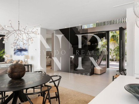 Villa en venta en Nagüeles, Marbella, con vistas panorámicas al mar y a las montañas