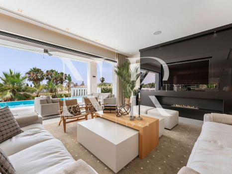 Villa en venta en Nagüeles, Marbella, con vistas panorámicas al mar y a las montañas